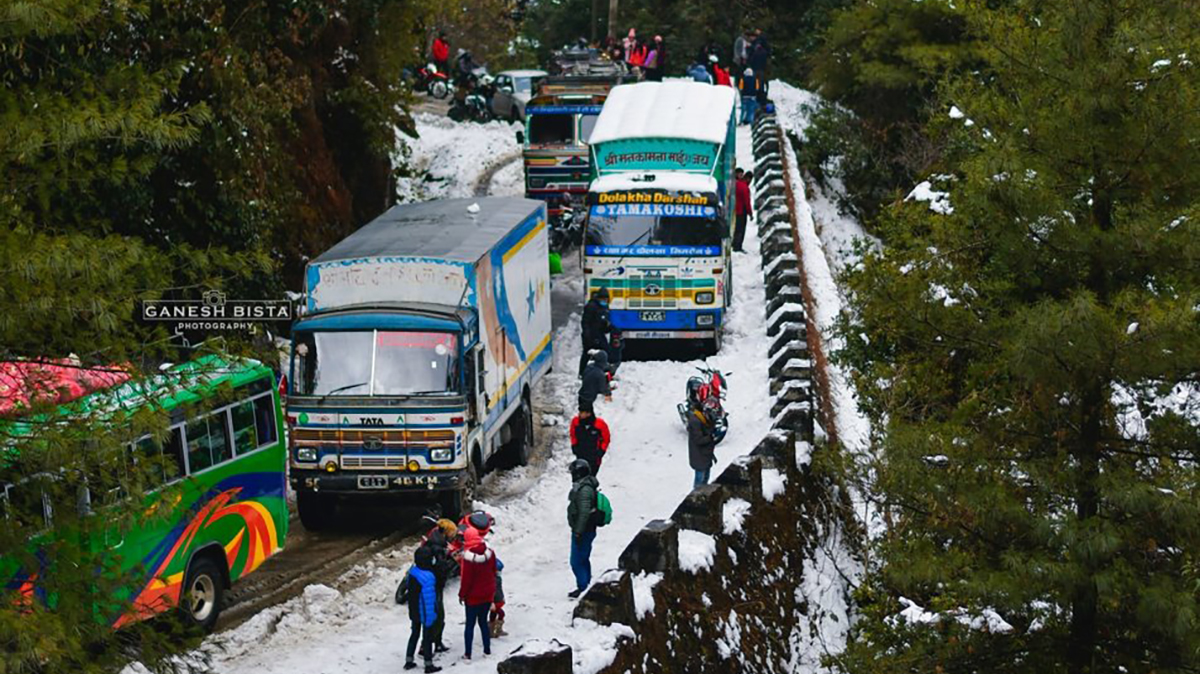 बाक्लो शीतलहरले मकवानपुर सीमभञ्ज्याङमा यातायात अवरुद्ध